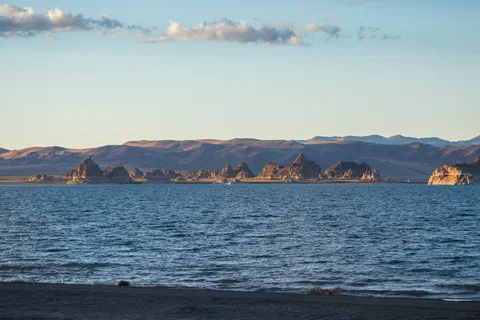 Pyramid Lake shoreline